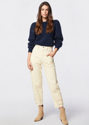 Maglione blu navy trasferito sulla modella della foto corretta