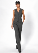 Modella con gilet e pantaloni nel grigio del gilet in tweed